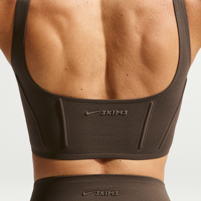 NIKE公式】NikeSKIMS Matte ウィメンズ ロングライン コルセット ブラ